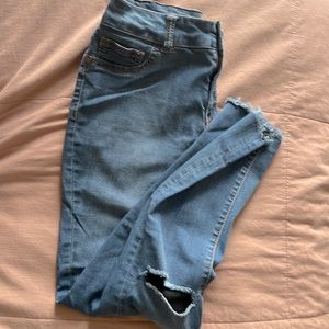 Skinny jeans slightly distressed